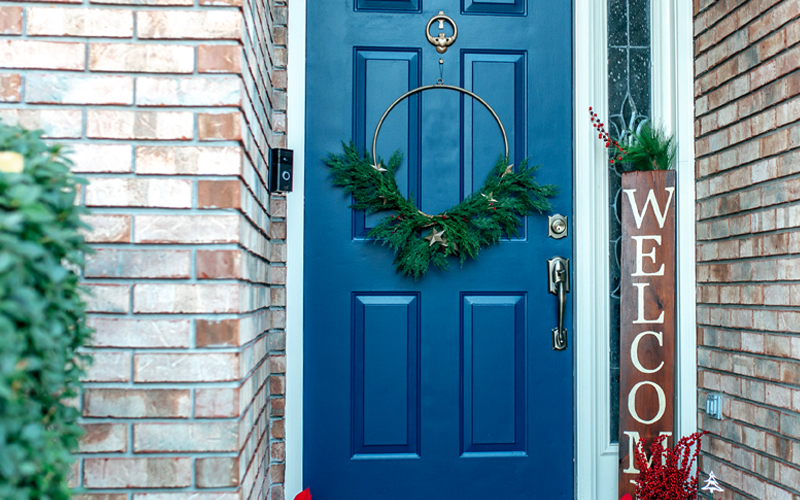 holiday-decor-for-each-type-of-door