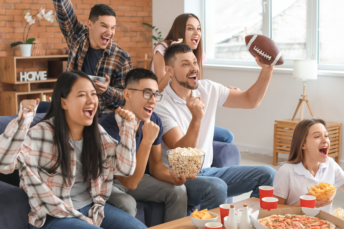 dad-daughter-watching-super-bowl